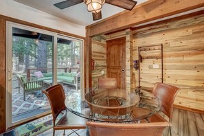 Ferienhaus, Mehrere Betten, Whirlpool, Bergblick (Blue Lake House) | Speisen