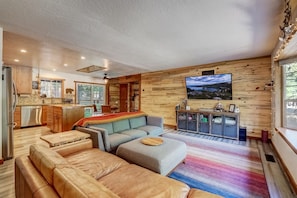 Casa, varias camas, hidromasaje, vista a la montaña (Blue Lake House) | Área de sala de estar | Televisión de pantalla plana de 50 pulgadas con canales digitales