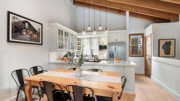 Townhouse, Beberapa Tempat Tidur, balkon, pemandangan gunung (Gold Bend Bliss) | Tempat makan