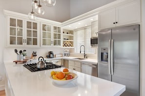 Casa geminada, várias camas, sacada, vista para a montanha (Gold Bend Bliss) | Cozinha privada | Geladeira, micro-ondas, fogão, cooktop