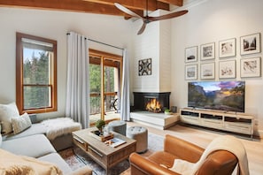 Casa geminada, várias camas, sacada, vista para a montanha (Gold Bend Bliss) | Sala de estar | TV de tela plana 70 polegadas com canais digitais, lareira