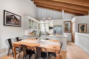 Casa geminada, várias camas, sacada, vista para a montanha (Gold Bend Bliss) | Cozinha privada | Geladeira, micro-ondas, fogão, cooktop