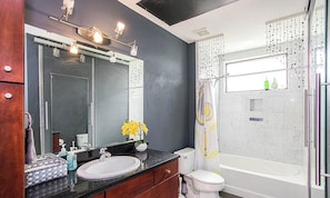 Condo, 1 King Bed, Balcony (Good Vibrations) | Bathroom | Combined shower/bathtub, towels