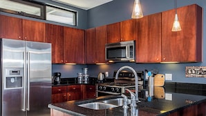 Condo, 1 cama King size, balcón (Good Vibrations) | Cocina privada | Cafetera y tetera, refrigerador, microondas y horno 
