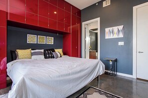 Condo, 1 King Bed, Balcony (Good Vibrations) - Convenient Condo Near Zilker & Barton Springs! (Austin)