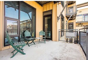 Condo, 1 giường cỡ king, ban công (Good Vibrations) | Hiên