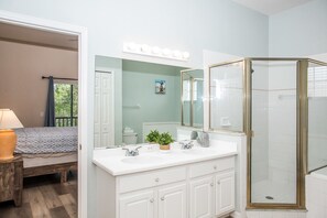 Condo, Plusieurs lits, balcon, vue sur le jardin (Grand Getaway at Bahama Bay) | Salle de bain | Séchoir à cheveux, serviettes fournies