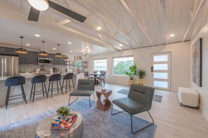 House, Multiple Beds, Hot Tub | Living room