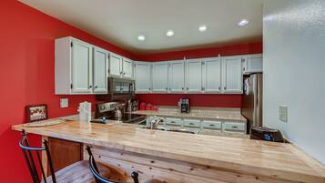 Condo, 1 Queen Bed with Sofa bed, Hot Tub | Private kitchen | Fridge, microwave, oven, stovetop