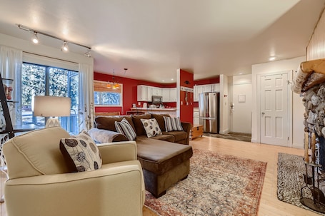 Condo, 1 Queen Bed with Sofa bed, Hot Tub | Living room | 40-inch TV with cable channels, fireplace