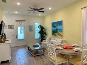 Hus, flere senger, terrasse, hageutsikt (Krows Nest) | Spiseområde