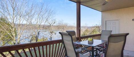 Apartamento, varias camas, balcón (Lakefront Sanctuary) | Restaurante al aire libre