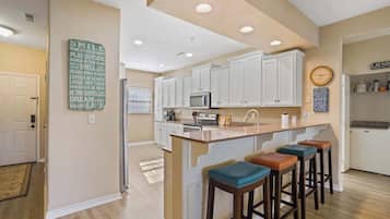 Condo, várias camas, sacada (Lakefront Sanctuary) | Cozinha privada | Cafeteira/chaleira