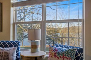 Interior - Lakefront Sanctuary - Table Rock Lake Adventures (Branson)