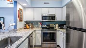 Condo, Multiple Beds, Patio, Garden View (Lakeview Landing) | Private kitchen | Coffee/tea maker, electric kettle, dining tables