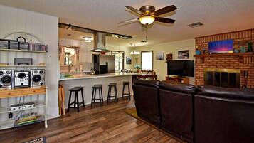 Rumah, Beberapa Tempat Tidur, perapian | Ruang keluarga | Televisi 40-inci dengan saluran TV digital dan perapian