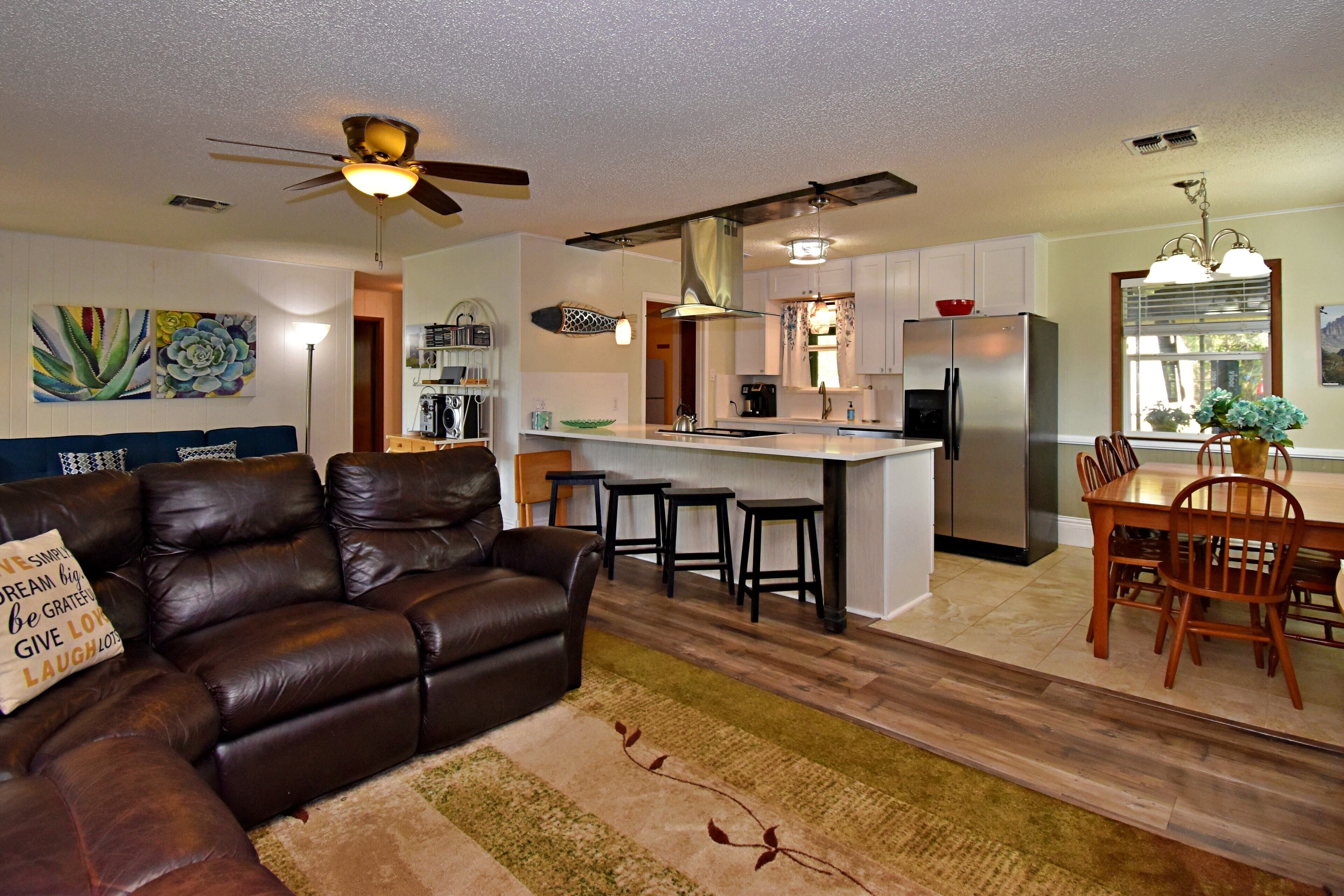 House, Multiple Beds, Fireplace | Living room | 40-inch TV with digital channels, fireplace