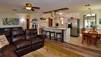 House, Multiple Beds, Fireplace | Living room | 40-inch TV with digital channels, fireplace