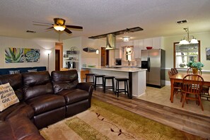 單棟房屋, 多張床, 壁爐 | 客廳 | 40 吋電視連數碼電視頻道、壁爐