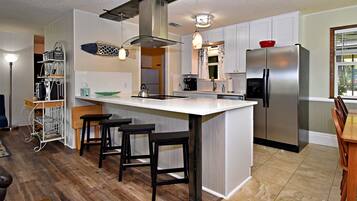 Rumah, Beberapa Tempat Tidur, perapian | Dapur pribadi | Lemari es, microwave, oven, dan kompor