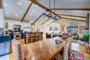 Rumah, Beberapa Tempat Tidur, hot tub, pemandangan gunung (Luxe Mountain Chalet) | Tempat makan