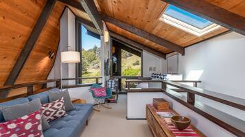 Hus - flera sängar - bubbelpool - havsutsikt | Vardagsrum | 40-tums tv med digitalkanaler och eldstad