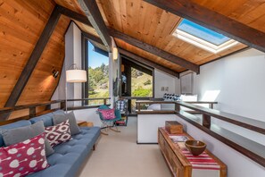 House, Multiple Beds, Hot Tub, Ocean View | Living room | 40-inch TV with digital channels, fireplace