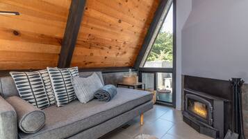 House, Multiple Beds, Hot Tub, Ocean View | Living room | 40-inch TV with digital channels, fireplace