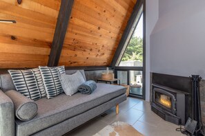 House, Multiple Beds, Hot Tub, Ocean View | Living room | 40-inch TV with digital channels, fireplace