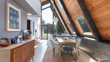 Hus - flera sängar - bubbelpool - havsutsikt | Vardagsrum | 40-tums tv med digitalkanaler och eldstad