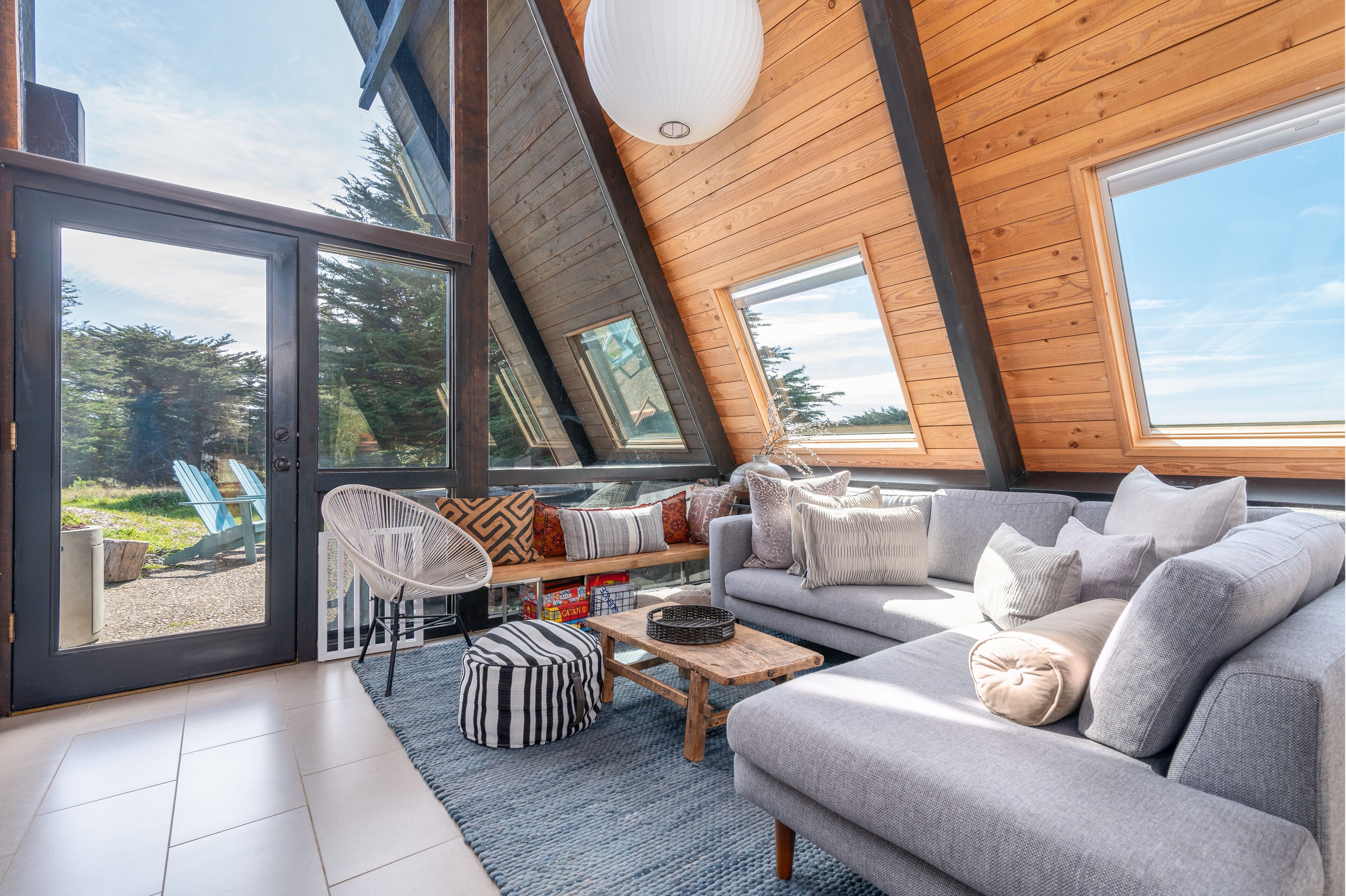 独立别墅, 多张床, 热水浴缸, 海洋景观 | 客厅 | 40-英寸电视 （配备数码频道）、壁炉