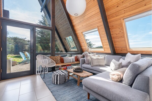 House, Multiple Beds, Hot Tub, Ocean View | Living room