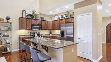 Casa, varias camas, hidromasaje, vista al campo de golf | Cocina privada | Refrigerador, microondas, horno y parrilla de estufa