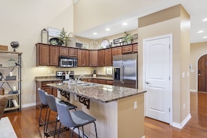 House, Multiple Beds, Jetted Tub, Golf View | Private kitchen | Fridge, microwave, oven, stovetop