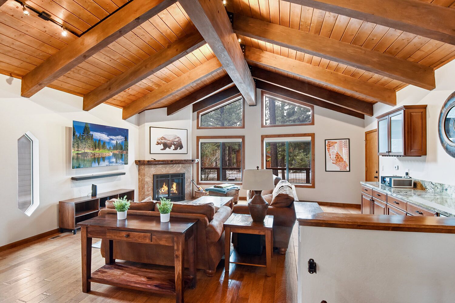 Maison, plusieurs lits, cheminée | Salle de séjour | Télévision de 40 pouces avec chaînes numériques, cheminée