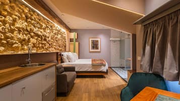 Signature Room | Minibar, free WiFi, bed sheets