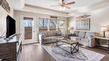 Apartment, Mehrere Betten, Terrasse, Bergblick (Oak Lane Escape) | Wohnbereich | 42-Zoll-Flachbildfernseher mit Digitalempfang