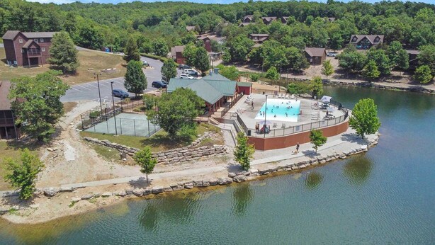 Un complexe hôtelier au bord du lac, doté d’une piscine, d’un court de tennis et d’un quai.