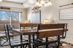 Apartment, Mehrere Betten, Terrasse, Bergblick (Oak Lane Escape) | Speisen