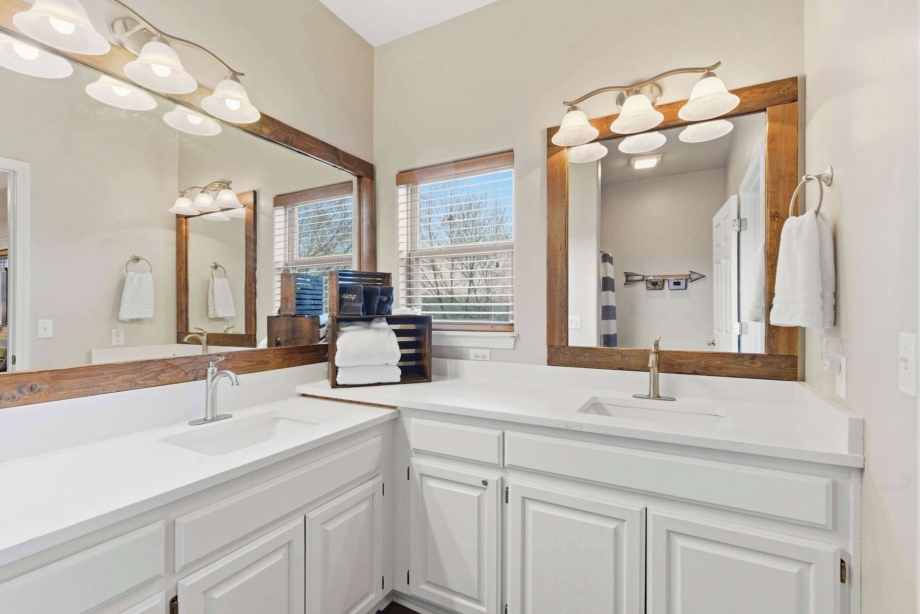 公寓式客房, 多张床, 露台, 山景 (Oak Lane Escape) | 浴室 | 淋浴/盆浴组合、吹风机、毛巾