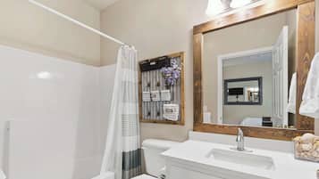 Condo, Multiple Beds, Patio, Mountain View (Oak Lane Escape) | Bathroom | Combined shower/bathtub, hair dryer, towels