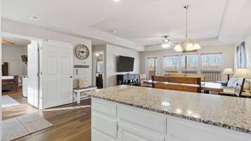 Condo, Multiple Beds, Patio, Mountain View (Oak Lane Escape) | Interior