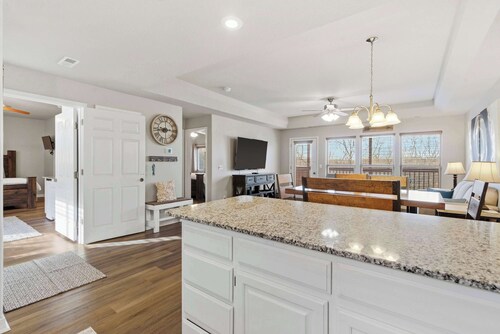 Oak Lane Escape - Branson - Resort Condo on Golf Course w/ Endless Amenities