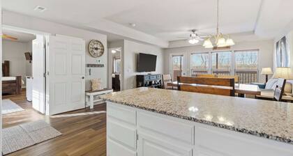Oak Lane Escape - Branson - Resort Condo on Golf Course w/ Endless Amenities