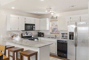 Kondominium, Beberapa Tempat Tidur, patio, pemandangan gunung (Oak Lane Escape) | Dapur pribadi | Mesin pembuat kopi/teh