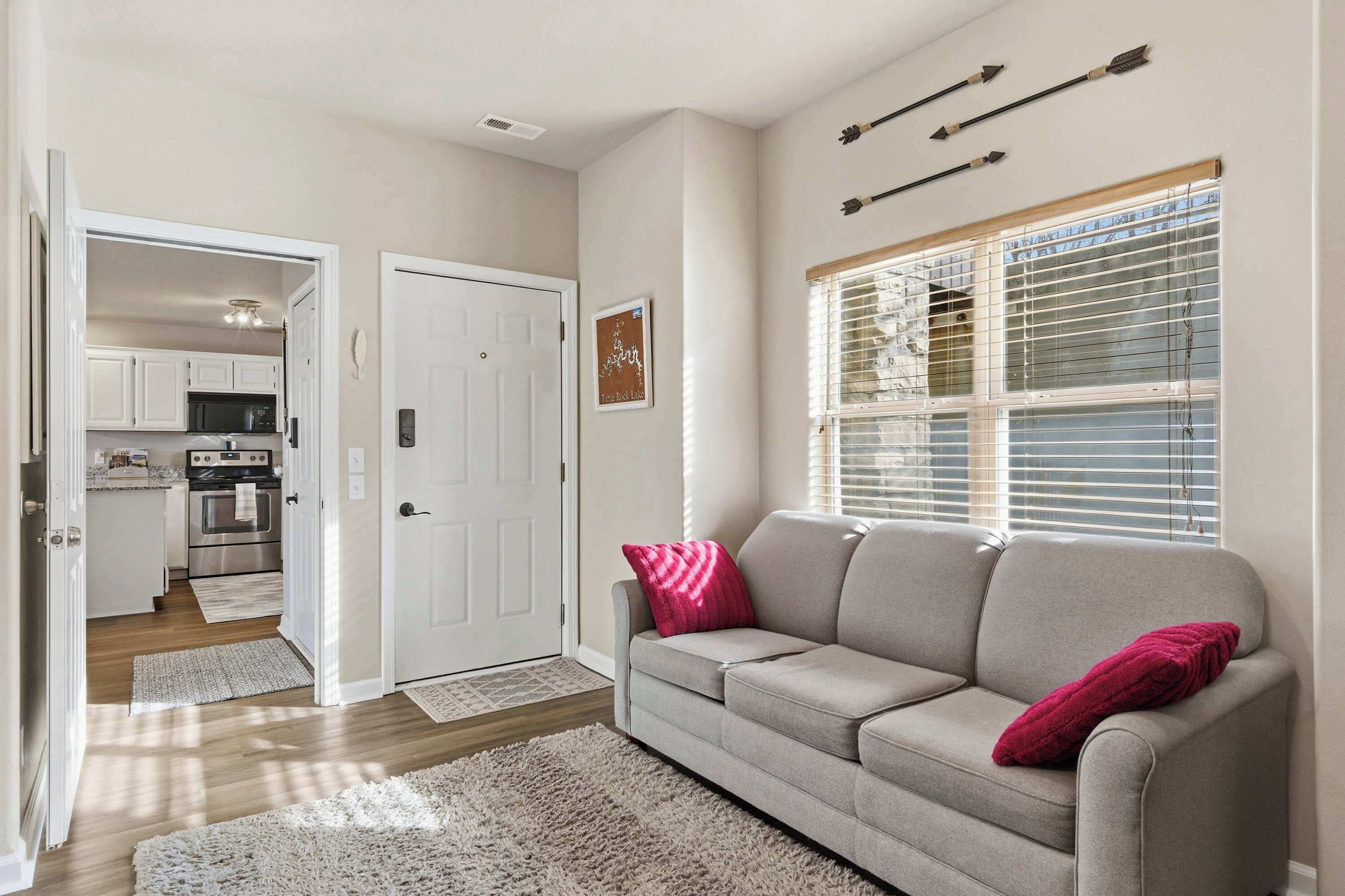 Condo, Multiple Beds, Patio, Mountain View (Oak Lane Escape) | Living area | 42-inch flat-screen TV with digital channels