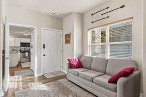 Kondominium, Beberapa Tempat Tidur, patio, pemandangan gunung (Oak Lane Escape) | Area keluarga | Televisi layar datar 42-inci dengan saluran TV digital