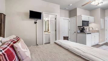 Appartement, meerdere bedden, patio, uitzicht op bergen (Oak Lane Escape) | 2 slaapkamers, individueel gedecoreerd, individueel gemeubileerd