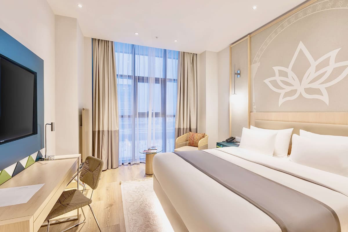 Premium bedding, pillowtop beds, minibar, in-room safe