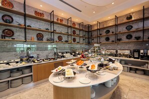 Petit déjeuner buffet servi tous les jours en supplément